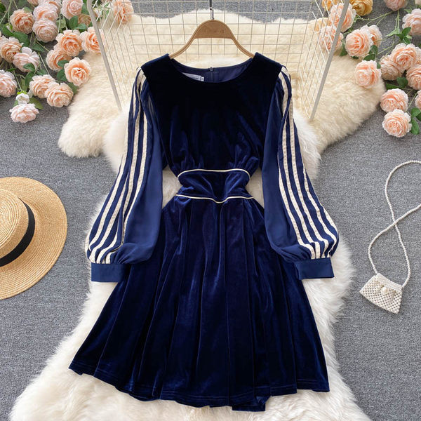 Modern női bársonyruha szegéllyel