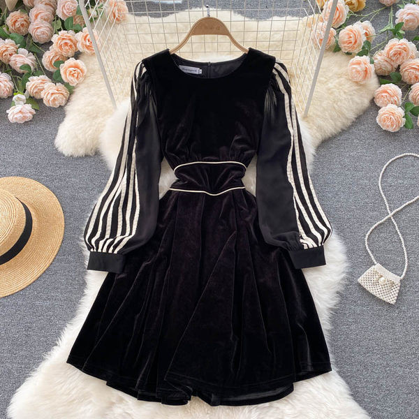 Modern női bársonyruha szegéllyel