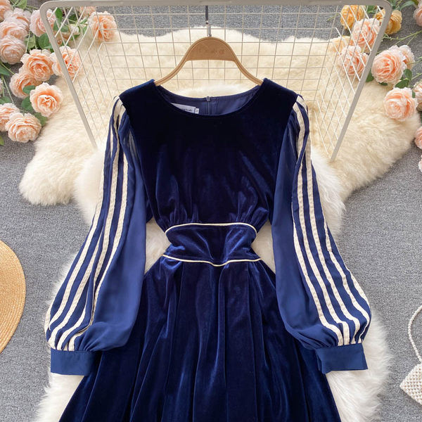 Modern női bársonyruha szegéllyel