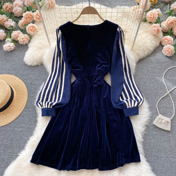 Modern női bársonyruha szegéllyel