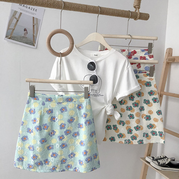 Új modell szoknya virágos motívumokkal, magas derékkal