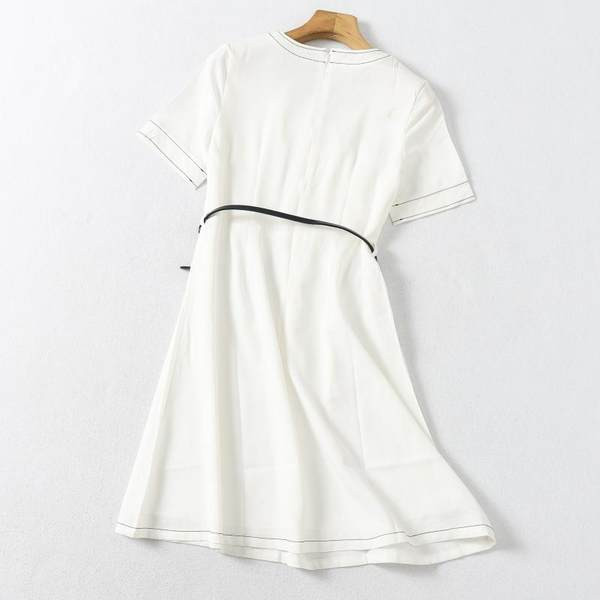 Alkalmi női ruha szabású modell övvel