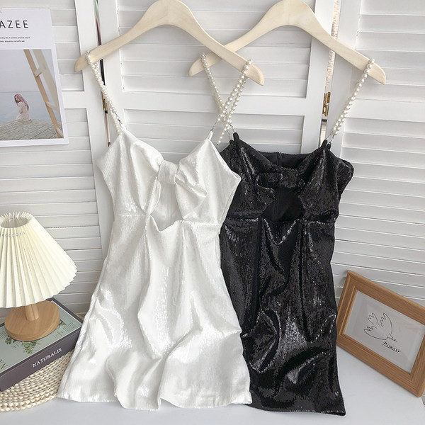 Stílusos női rövid ruha gyöngyökkel