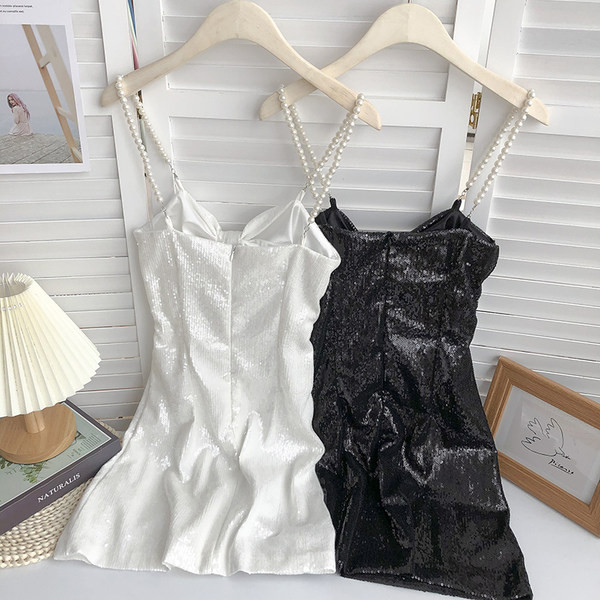 Stílusos női rövid ruha gyöngyökkel