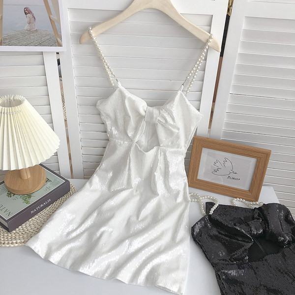 Stílusos női rövid ruha gyöngyökkel