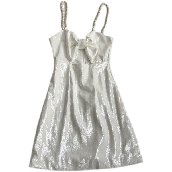 Stílusos női rövid ruha gyöngyökkel