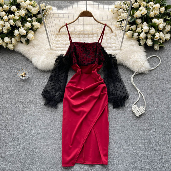 Modern női ruha csipkeujjal és csupasz váll