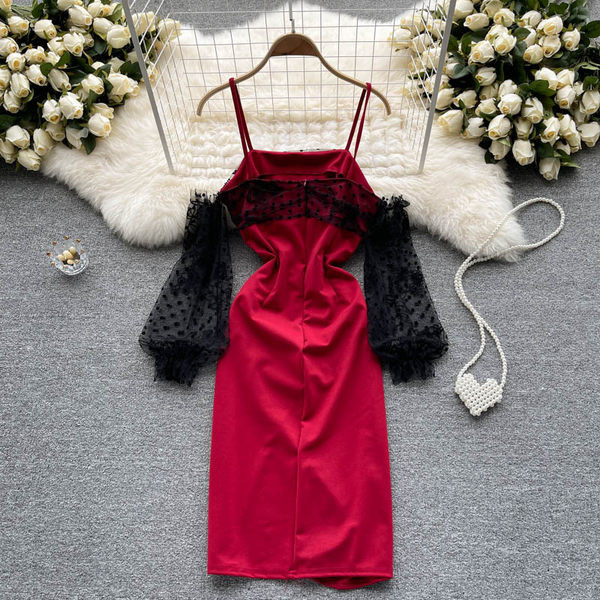 Modern női ruha csipkeujjal és csupasz váll