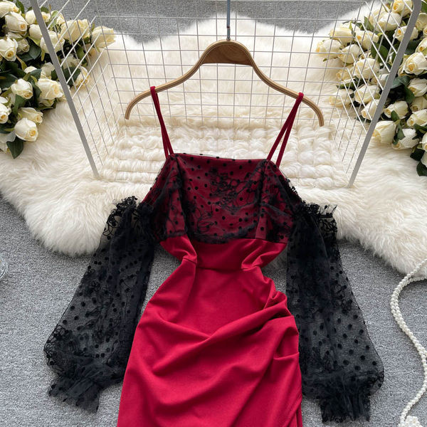 Modern női ruha csipkeujjal és csupasz váll