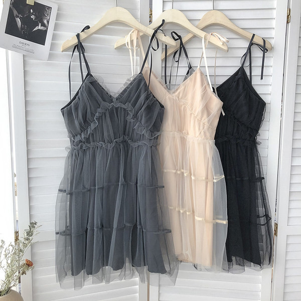 Modern ruha vékony pántokkal és tülllel