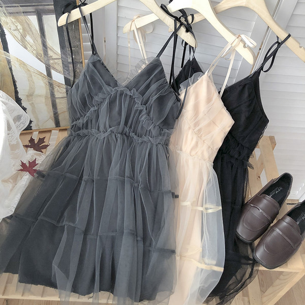 Modern ruha vékony pántokkal és tülllel