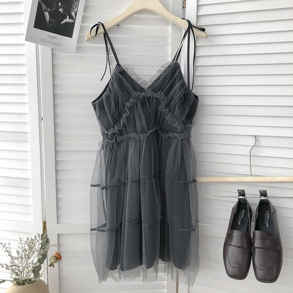 Modern ruha vékony pántokkal és tülllel