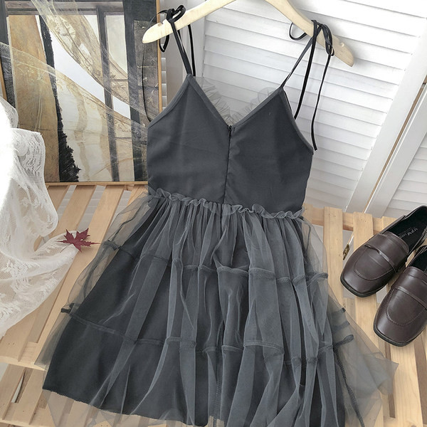 Modern ruha vékony pántokkal és tülllel