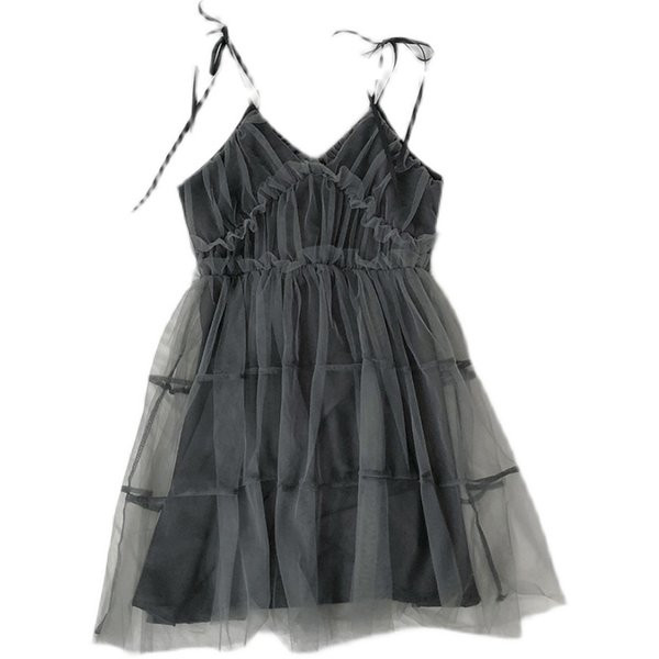 Modern ruha vékony pántokkal és tülllel