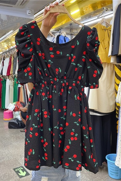 Új modellű női nyári ruha ovális nyakkivágással és puffos ujjakkal