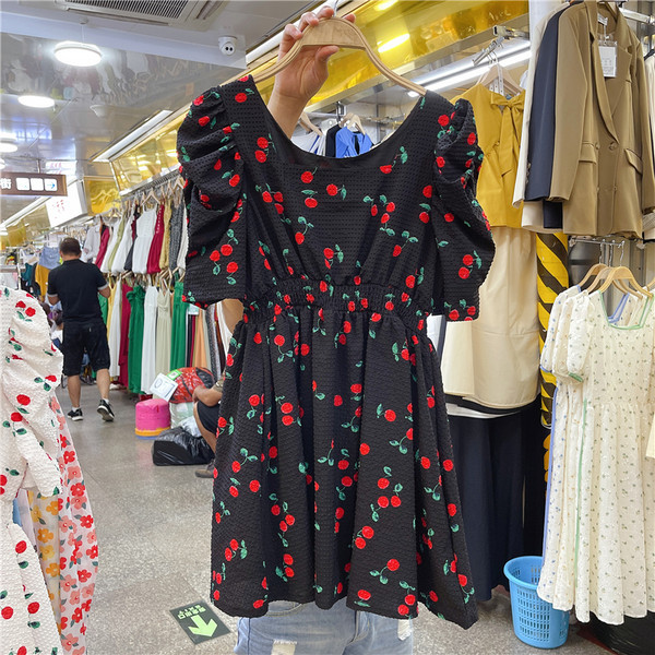 Új modellű női nyári ruha ovális nyakkivágással és puffos ujjakkal