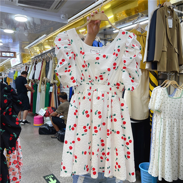 Új modellű női nyári ruha ovális nyakkivágással és puffos ujjakkal