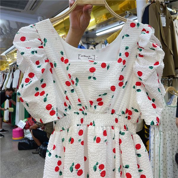 Új modellű női nyári ruha ovális nyakkivágással és puffos ujjakkal