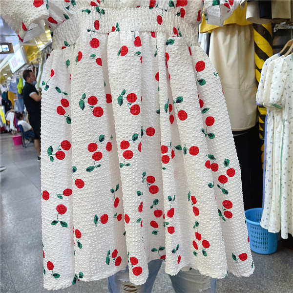 Új modellű női nyári ruha ovális nyakkivágással és puffos ujjakkal