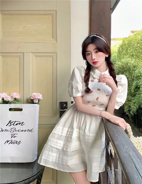 Új modell női szabású ruha puffos ujjakkal