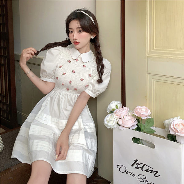 Új modell női szabású ruha puffos ujjakkal