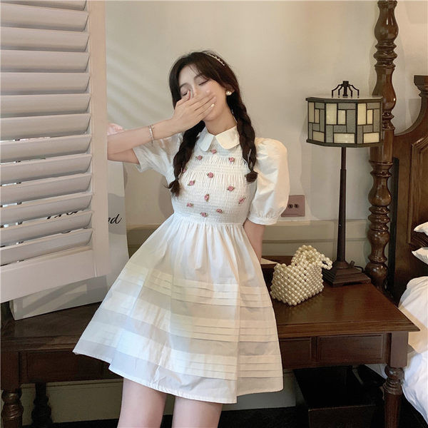 Új modell női szabású ruha puffos ujjakkal