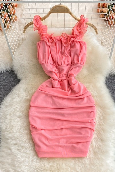 Rózsaszín, fekete és fehér női ruha-modell