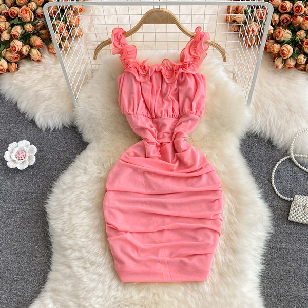 Rózsaszín, fekete és fehér női ruha-modell