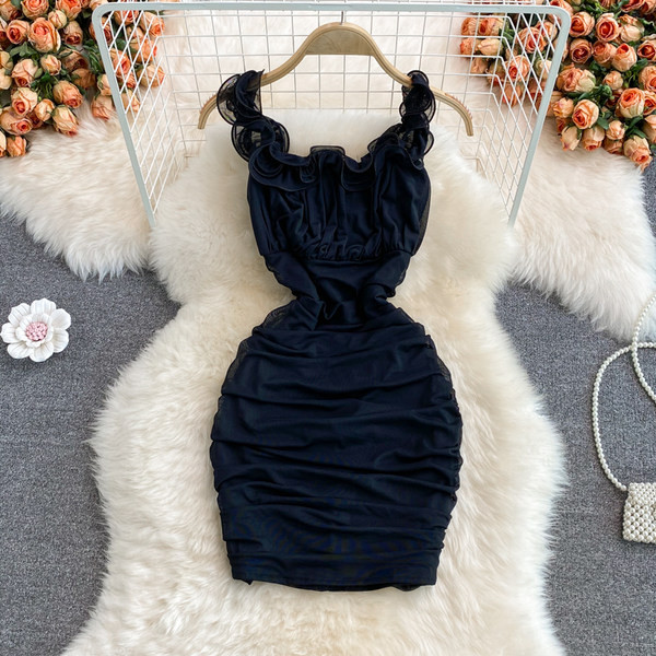 Rózsaszín, fekete és fehér női ruha-modell