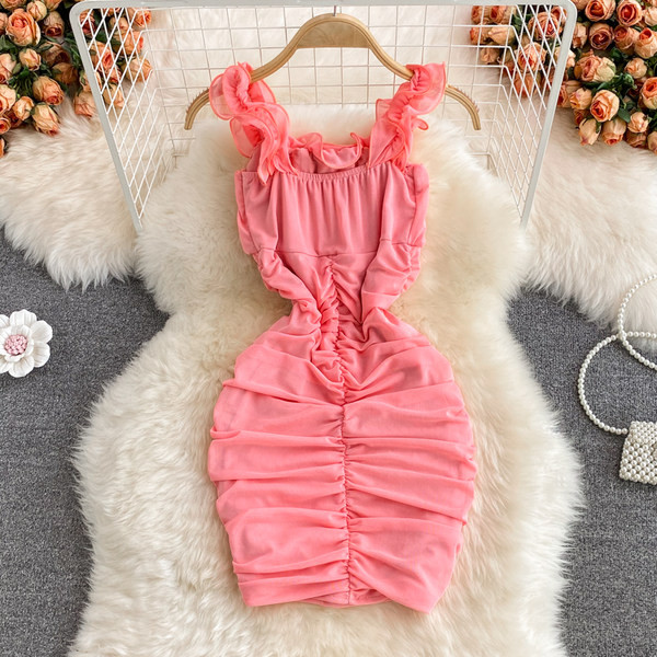 Rózsaszín, fekete és fehér női ruha-modell