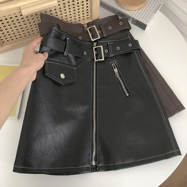 Aktuális női bőrszoknya cipzárral és övvel