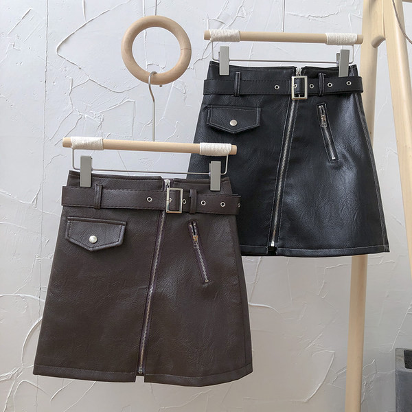 Aktuális női bőrszoknya cipzárral és övvel