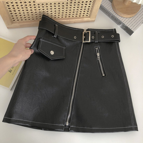 Aktuális női bőrszoknya cipzárral és övvel