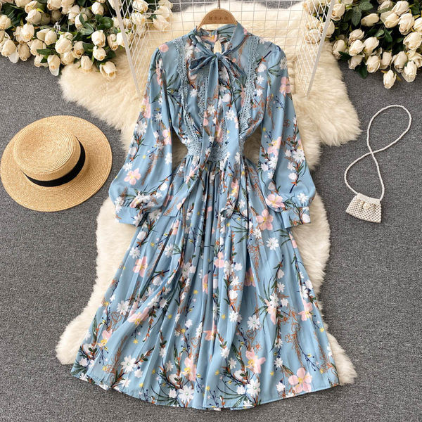 Női ruha virágmintával és szalaggal