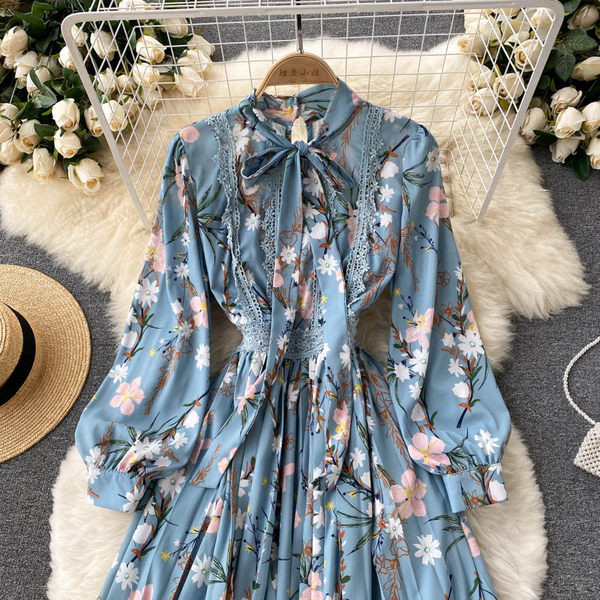 Női ruha virágmintával és szalaggal