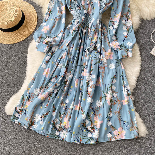 Női ruha virágmintával és szalaggal