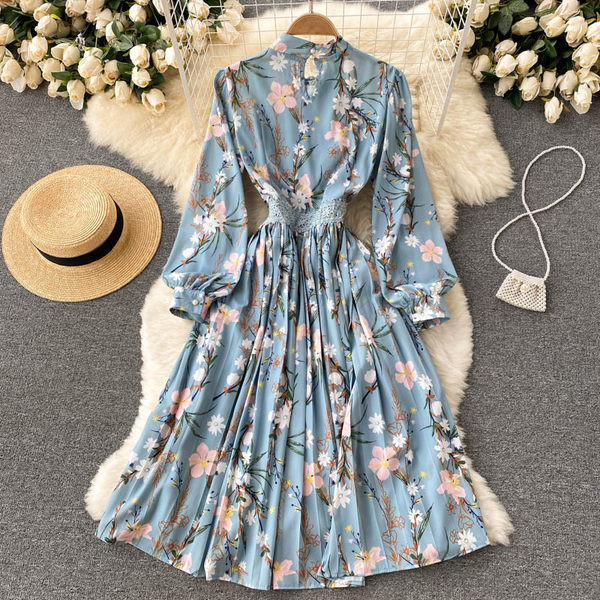 Női ruha virágmintával és szalaggal