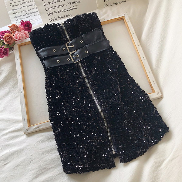 Fényes női ruha flitterekkel és övvel