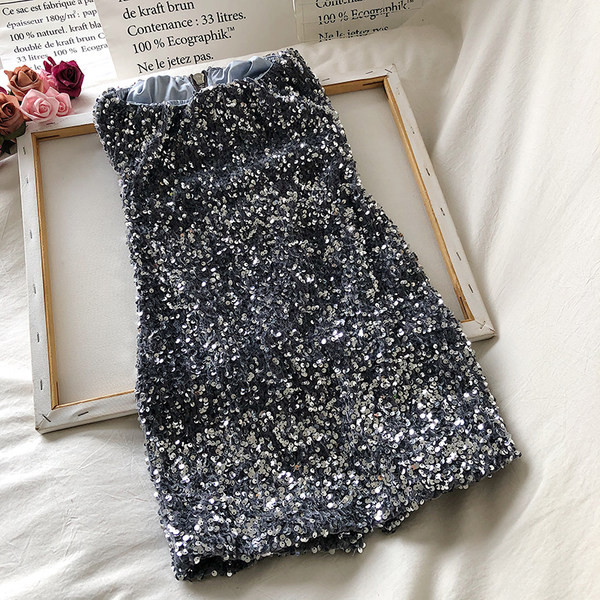 Fényes női ruha flitterekkel és övvel