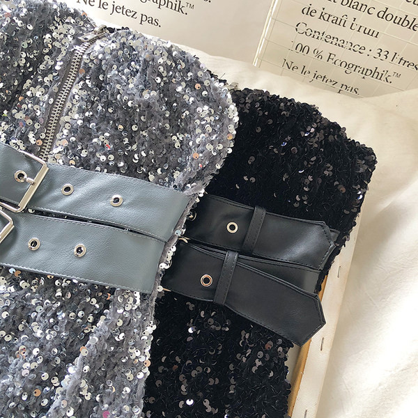 Fényes női ruha flitterekkel és övvel