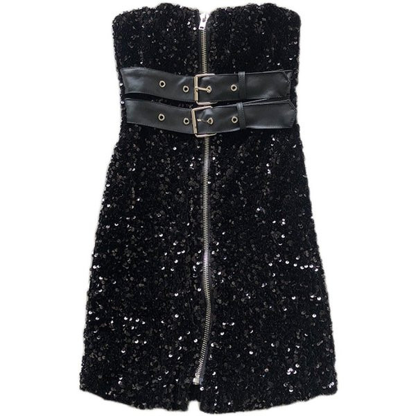 Fényes női ruha flitterekkel és övvel