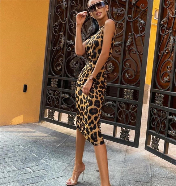 Testhezálló női ruha állatmintával