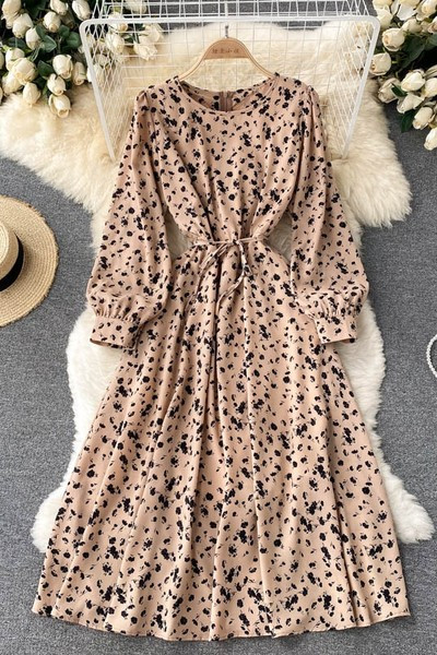 Alkalmi női ruha derékban megkötővel, kerek nyakkivágással