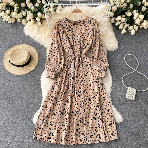 Alkalmi női ruha derékban megkötővel, kerek nyakkivágással