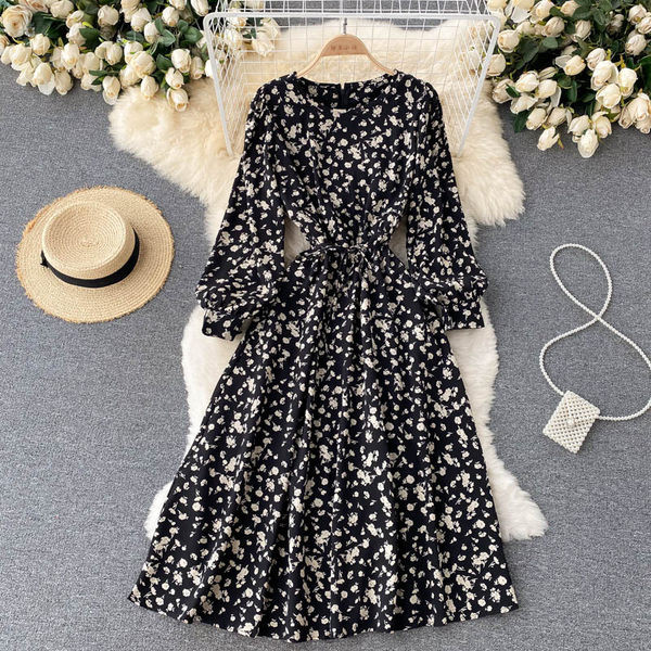 Alkalmi női ruha derékban megkötővel, kerek nyakkivágással