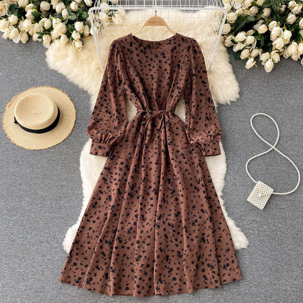 Alkalmi női ruha derékban megkötővel, kerek nyakkivágással