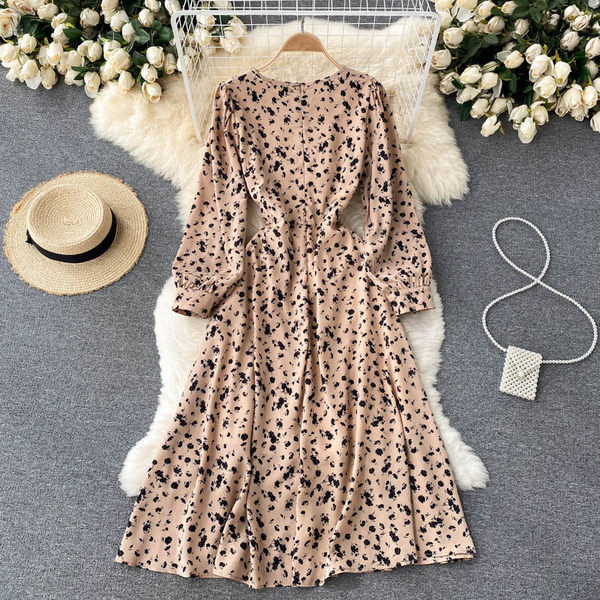 Alkalmi női ruha derékban megkötővel, kerek nyakkivágással