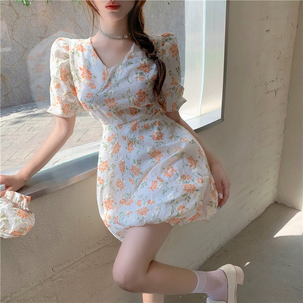 Új modell női ruha spitz nyakkivágással és virágmintával