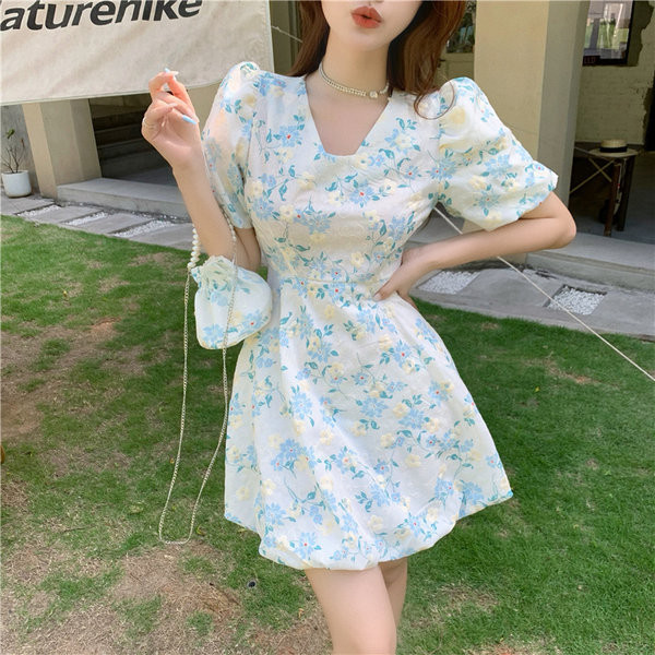 Új modell női ruha spitz nyakkivágással és virágmintával