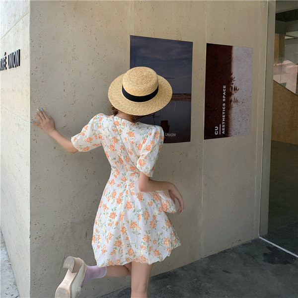 Új modell női ruha spitz nyakkivágással és virágmintával